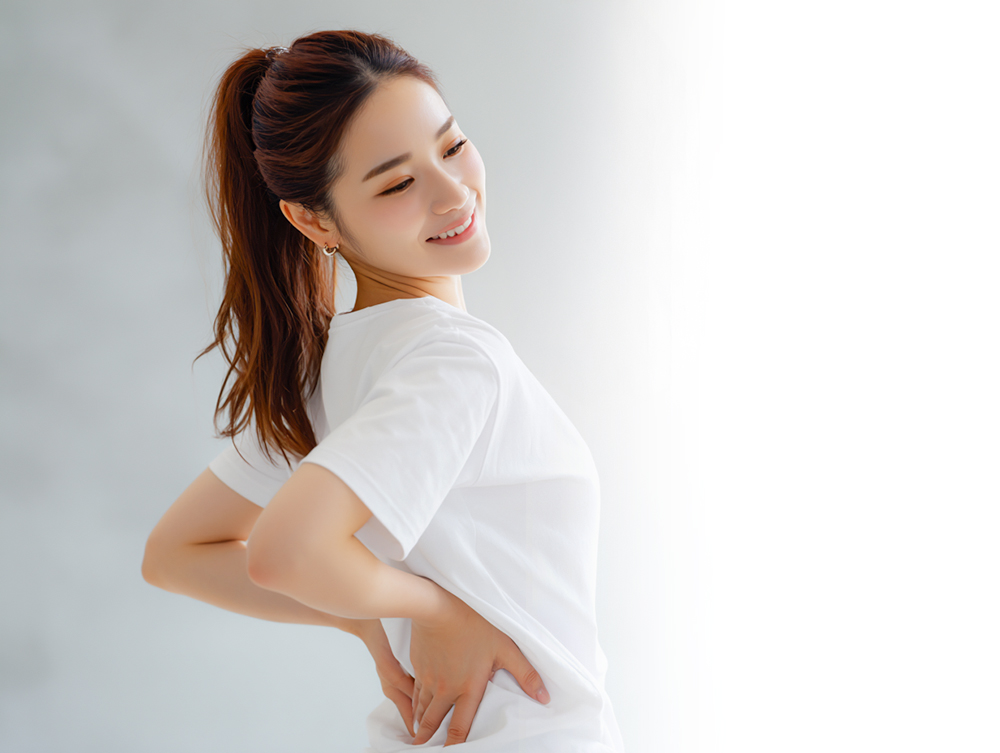 笑顔で体を逸らしている若い女性